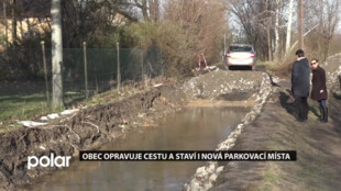 Obec v Horní Suché opravuje cestu a staví i nová parkovací místa