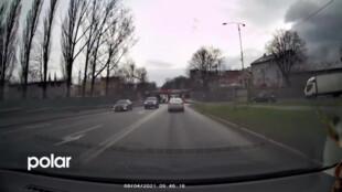 Mrazivé video. Šestiletý chlapec vběhl pod auto, náraz ho odhodil několik metrů, řidič neměl šanci zareagovat