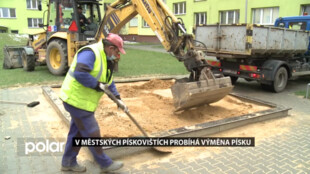 Pískoviště na dětských hřištích ve Frýdku-Místku dostávají nový písek