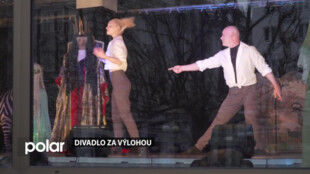 Umělci ze Slezského divadla hráli ve výloze bývalého nákupního centra