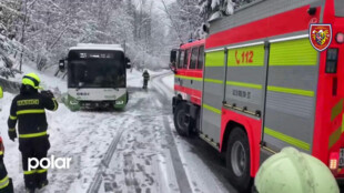 Autobus zapadl v Morávce do zasněženého příkopu, vytahovali ho hasiči
