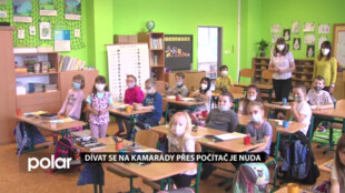 Dívat se na kamarády přes počítač je nuda, myslí si prvňáci na Jubilejní