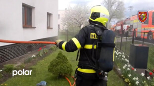 Požár střechy rodinného domku v Nové Bělé, zasahovalo šest hasičských vozidel