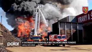 V Ostravě explodovala recyklační linka. Následný požár autovraků byl vidět kilometry daleko