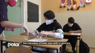 Žáci druhého stupně jsou opět v lavicích, nejvíce jim vadí vstávání