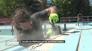 Bazén se připravuje na koupání venku, údržba je po letošní zimě náročnější