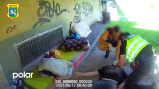 VIDEO: Strážníci, svědek i policisté resuscitovali v Ostravě muže v bezvědomí