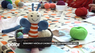 Seniorky háčkují chobotnice pro novorozence, chapadla připomínají pupeční šňůru