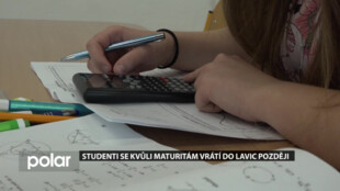 Studenti středních škol se kvůli maturitám vrátí do lavic o pár dnů později