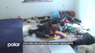 Dům v městské památkové rezervaci brání před nechtěnými nájemníky mříže