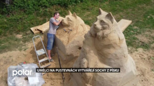 Umělci na Pustevnách vytvářejí sochy z písku, tentokrát na téma beskydských šelem