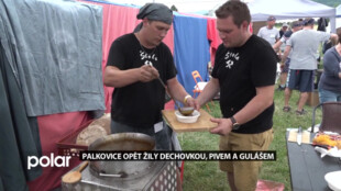 V Palkovicích se v sobotu konal festival dechovky a týmy kuchařů soutěžily o nejchutnější guláš