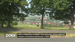 Město prodává pozemky Pod Skalkou developerovi, stát na nich budou rodinné domy