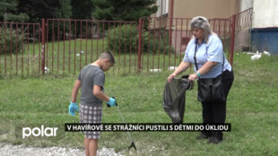 V Havířově se strážníci pustili s dětmi do úklidu nepořádku kolem domů