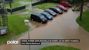 Voda, která v Novém Jičíně zaplavovala dva domy a školku, už se drží v kanále