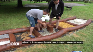 Uživatelé karvinského střediska Eunika mají na zahradě stezku pro bosé nohy