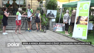 Studenti Bára a Honza jedou jako o život za podporu paliativní péče