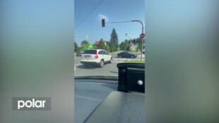 VIDEO: Exploze v přímém přenosu! Policisté se stali svědky výbuchu pneumatiky kamionu