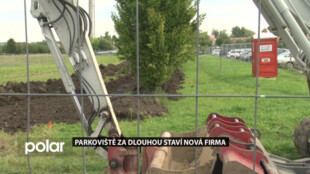 Parkoviště za Dlouhou staví nová firma, ta původní zahájení prací jen oddalovala