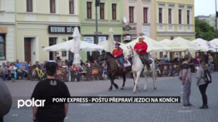 Pony express - připomínka doručování pošty kovboji na koních
