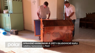 Opravené harmonium z dílny staré varhanářské rodiny je zpět v bludovické kapli