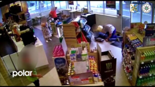 VIDEO: Zákazníci čerpací stanice se vrhli na zfetovaného zloděje