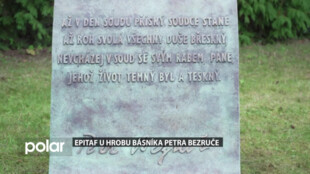 Hrob Petra Bezruče konečně zdobí jeho epitaf. Básník zemřel v roce 1958