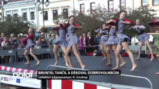 Všem dobrovolníkům, pomáhajícím v době pandemie, poděkoval Bruntál akcí „Bruntál tančí a děkuje.“