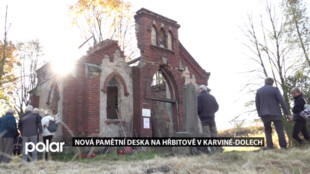 Na kapličce evangelického hřbitova v Karviné-Dolech je umístěna nová pamětní tabule