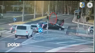 VIDEO: Po kolizi auto skončilo na střeše, viník nehody nechal na místě vůz a odešel, hledá ho policie