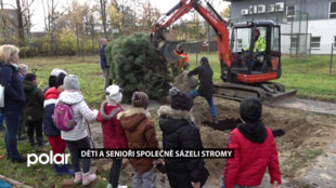 V Karviné sázeli stromy děti a senioři společně