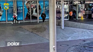 VIDEO: 15letý mladík ukradl dobročinnou pokladničku na hlavním nádraží v Ostravě, dopadli ho strážníci