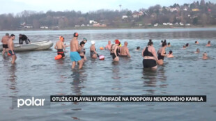 Otužilci plavali v Žermanické přehradě na podporu nevidomého Kamila