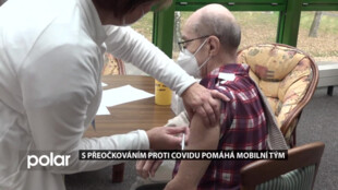 Porubské seniory očkuje třetí dávkou vakcíny proti covidu mobilní tým, nemusí tak nikam jezdit