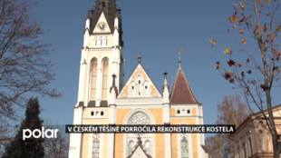 Dílky fasády kostela v Českém Těšíně musely být při opravě sundány a znovu nalepeny