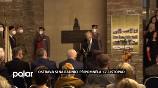 Ostrava si připomněla 17. listopad na radnici. Kytice byly položeny k pamětní desce politických vězňů