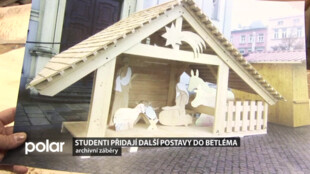 Studenti  každý rok přidají do betléma další postavy. Během adventu pak zdobí centrum Opavy