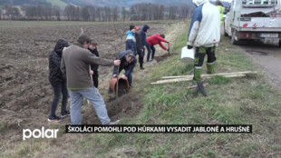 Školáci z Palkovic pomohli pod Hůrkami vysadit jabloně a hrušně
