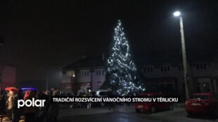 V Těrlicku se lidé sešli na náměstí, aby společně rozsvítili vánoční strom