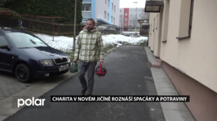 Charita v Novém Jičíně roznáší na zimu spacáky a potraviny