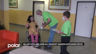 Včelařský kroužek z Havířova obdaroval mladou handicapovanou dívku, ta byla dojatá