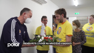 Trenér Petr Czudek na návštěvě v  sociálně terapeutické dílně Radost
