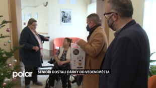 Klienti Domova pro seniory ve Frýdku-Místku dostali dárky od vedení města