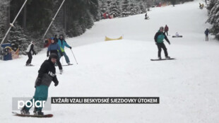 Natěšení lyžaři vzali sjezdovky v Beskydech útokem, přibývají úrazy