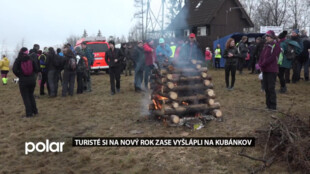 Turisté si na Nový rok vyšlápli zapálit vatru na nejvyšší vrchol Palkovických hůrek Kubánkov