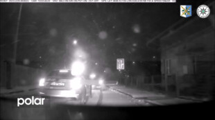 VIDEO: Řidič se zákazem řízení ujížděl v BMW policistům noční Ostravou, zastavil ho až zátaras