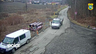 Muž vysypal na polní cestu ve Slezské Ostravě stavební suť, přišli na něj díky kamerám
