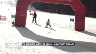 Slalom na Svinci se jel, pořadatele ani lyžaře neodradili déšť, teplo a vítr