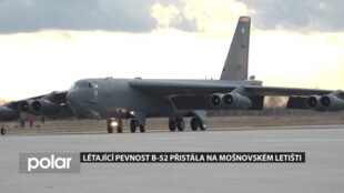 Létající pevnost B-52 přistála na mošnovském letišti. Gripeny z Čáslavi si procvičily součinnost