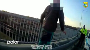 Mladý muž chtěl skočit z mostu, strážníci a policisté mu v tom zabránili